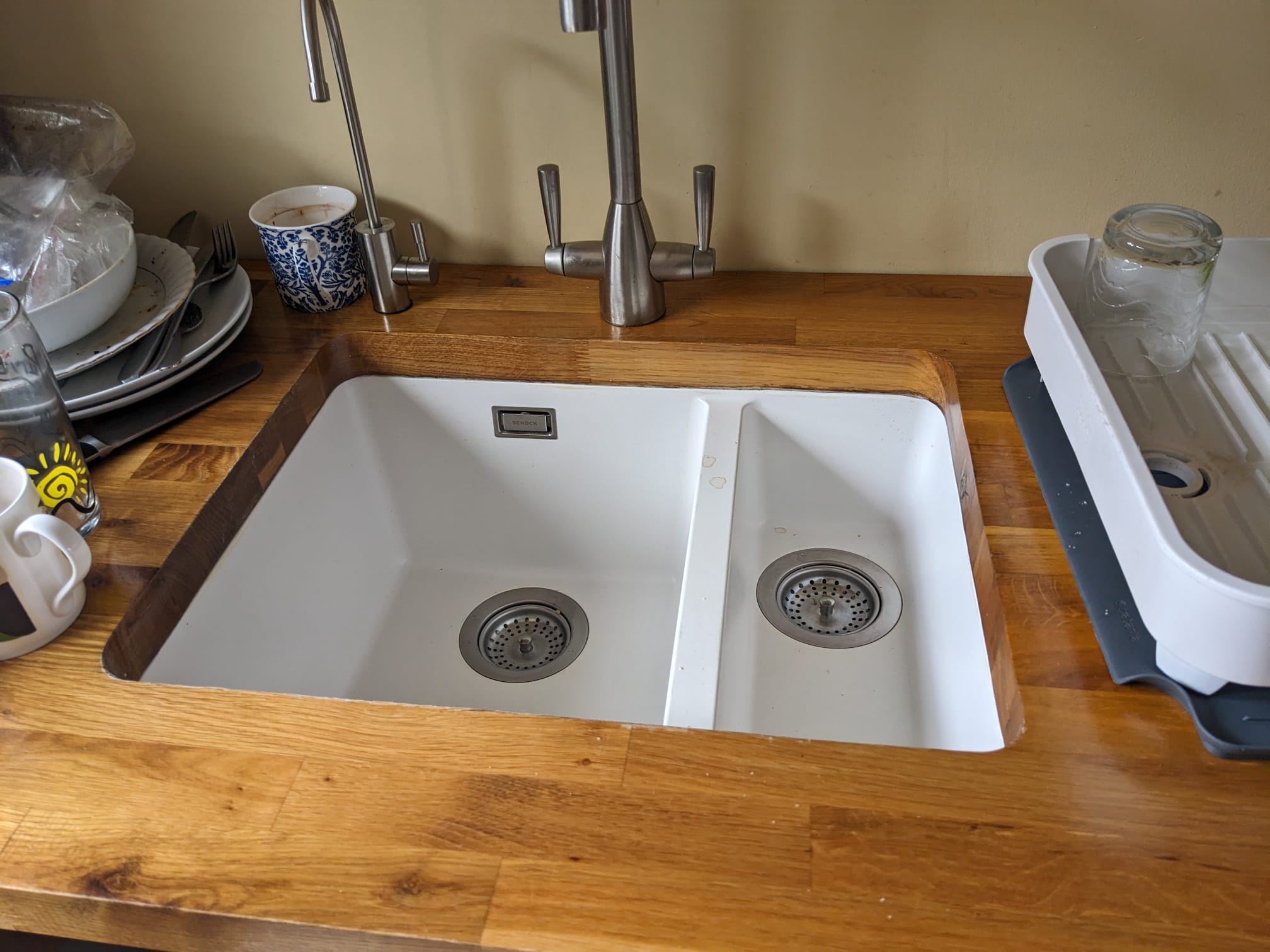 Oak worktop with a neatly finished undermount sink cut-out